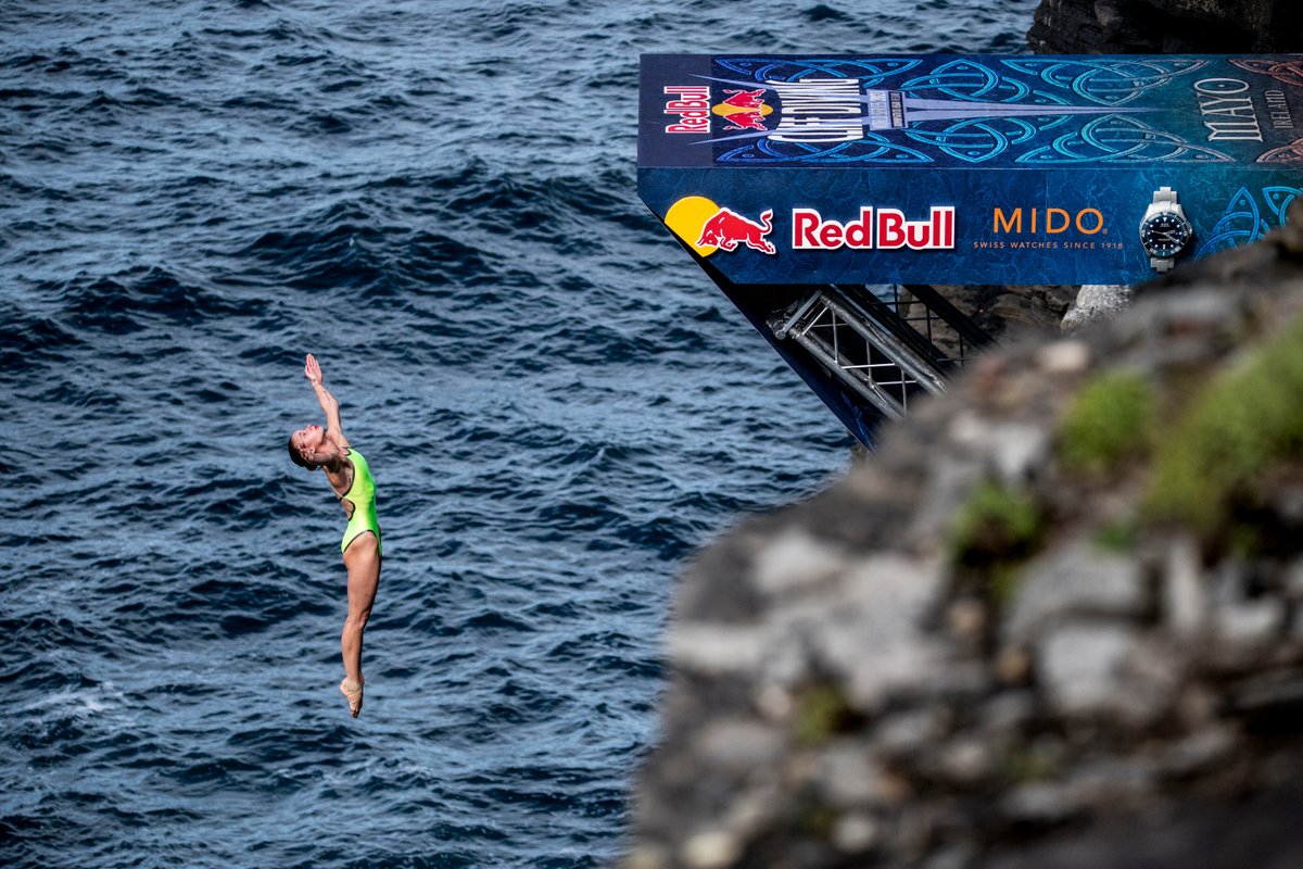 lineupping's tweet photo. Final clash for @cliffdiving is just round the corner. Let's relive the last escape to Downpatrick Head before, when #Ireland's green #cliffs caressed #divers feet 

📸 R. Amato / D. Treml

#sportfrontiers
#travelfrontiers 
#givesyouwings
#sports 
#visitireland 
#europe 
#travel https://t.co/df9xJjACjM