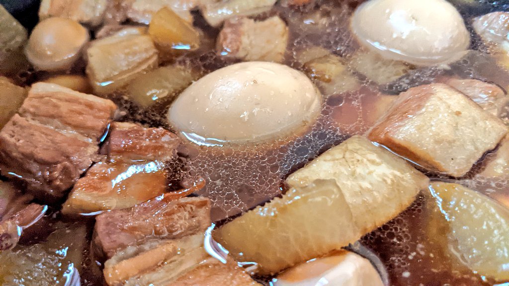 今日は炊飯器で2度炊きして、更に鍋でタレを煮詰めて、お肉にしっかり味を染み込ませてみました♡(❛ᴗ❛人)
前回より濃い味付けになって、よりホロホロな角煮に仕上がって大満足です♡٩(๑❛ᴗ❛๑)و 