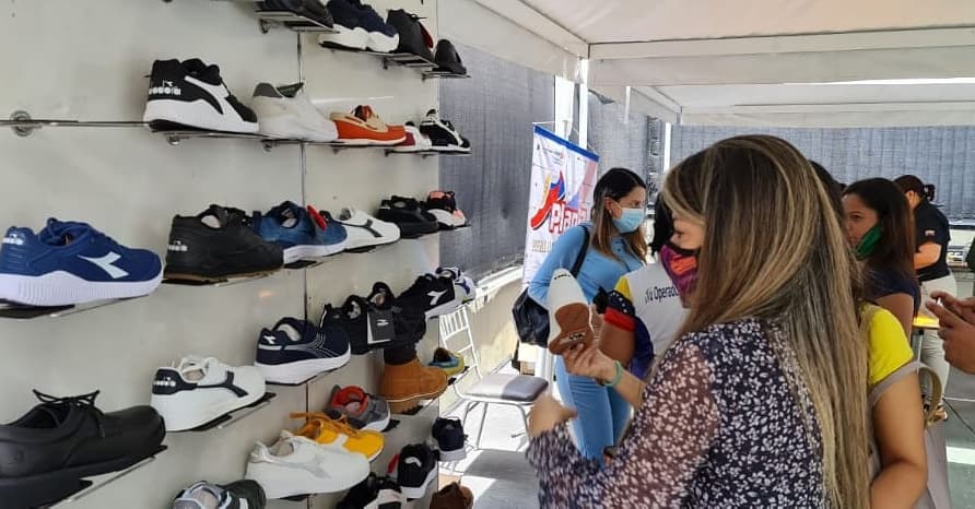 eneidalayave's tweet photo. Llevamos la Tienda Móvil del Plan Z a efectivos de seguridad en Caracas, con calzados para toda su familia. Gracias a las empresas nacionales que confían en su país estamos reimpulsando la industria del calzado. 

¡Oportunidad para hacer Revolución!

#EnDefensaPorLaPaz https://t.co/8aZCKDoRPq