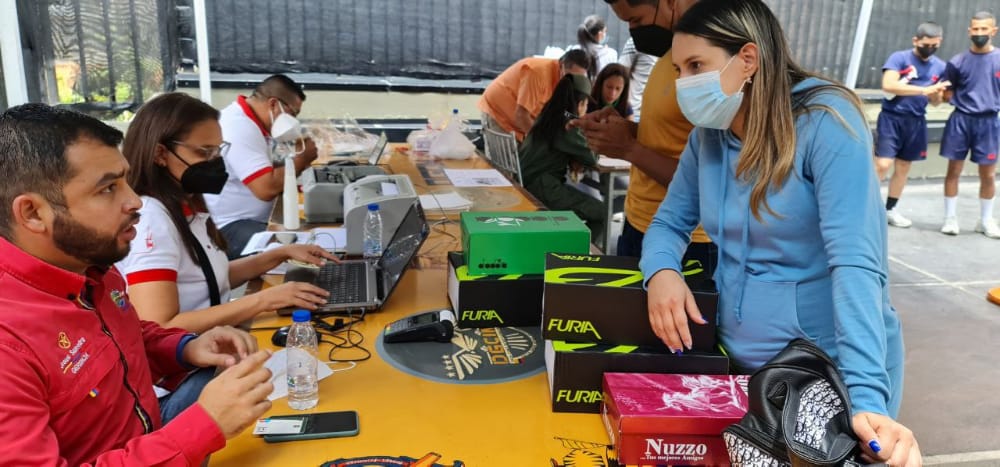 Llevamos la Tienda Móvil del Plan Z a efectivos de seguridad en Caracas, con calzados para toda su familia. Gracias a las empresas nacionales que confían en su país estamos reimpulsando la industria del calzado. 

¡Oportunidad para hacer Revolución!

#EnDefensaPorLaPaz