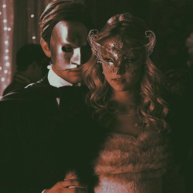 leanmorang's tweet image. Au #SASUSAKU
♡♤ Baile de máscaras☆♧
Onde Sasuke Uchiha dá um baile de máscaras em sua mansão, em homenagem ao aniversário de sua mãe
ou
Onde Sakura vai á trabalho como garçonete e a aniversariante derruba bebida na mesma,fazendo com que Sakura troque de roupa.+