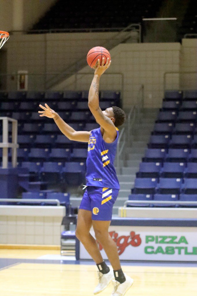 DCAthletics1's tweet photo. @DCAthletics1 former standout @2002babyyy getting ready for his freshman season at @LanderMBB

@AP_Richards 
@fulldeny https://t.co/couqpmAKhB