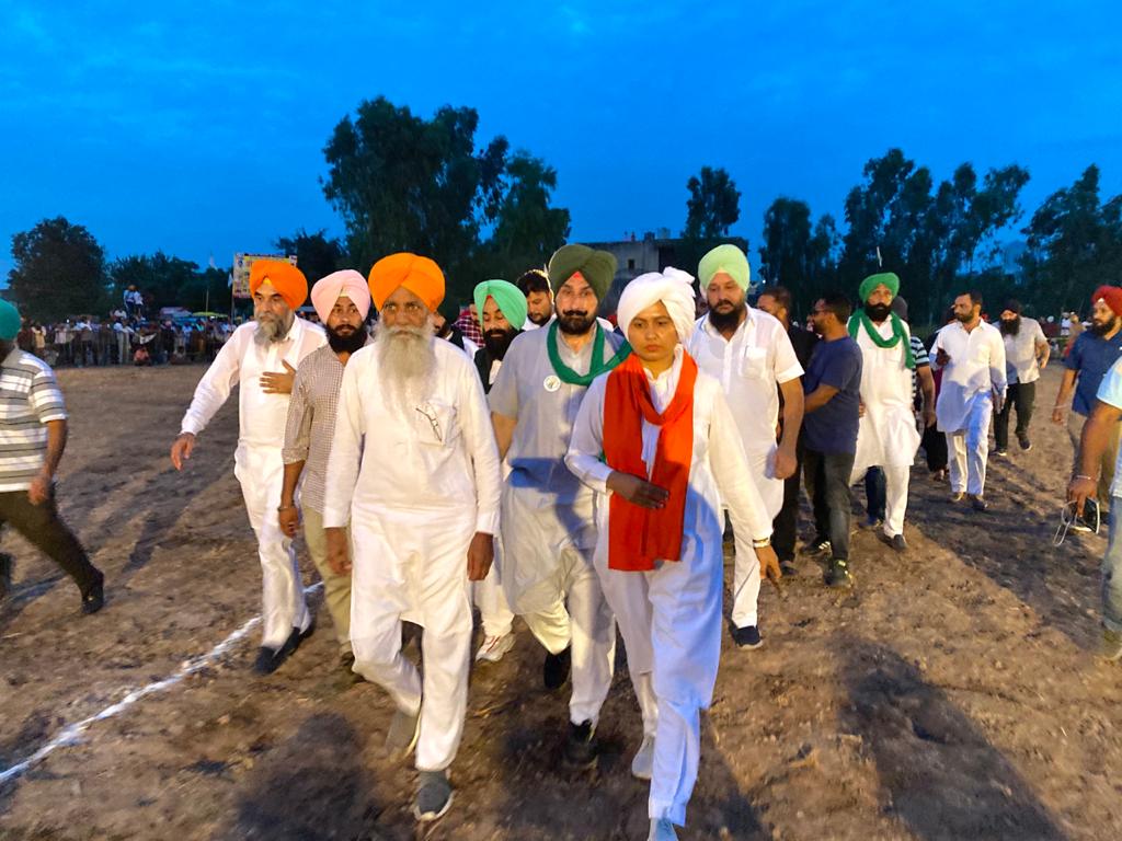 Banur, Punjab
लोग कहते हैं आंदोलन, प्रदर्शन और जुलूस निकालने से क्‍या होता है..?

इससे यह सिद्ध होता है कि हम जीवित हैं, अडिग हैं और मैदान से हटे नहीं हैं।🌾❤️
#सुमन_हुड्डा 
#GurnamSinghCharuni 
#किसानआंदोलन