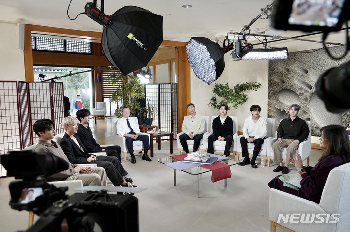 charts_k's tweet photo. .@BTS_twt ABC Interview with President Moon (Media Pics) https://t.co/bx2Cx2l6SP