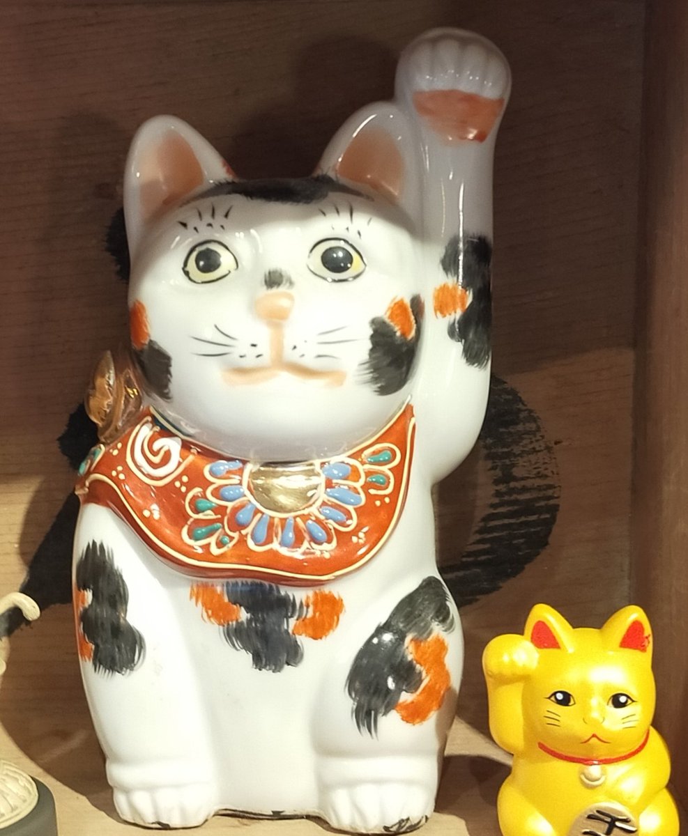 日本のトレンドはネコパンチ 猫パンチ 招き猫のこのポーズは猫パンチ直前を模したのかもしれません と言う事になると右パンチ 21 09 22 神楽坂ねこの郵便局というなまえのお店