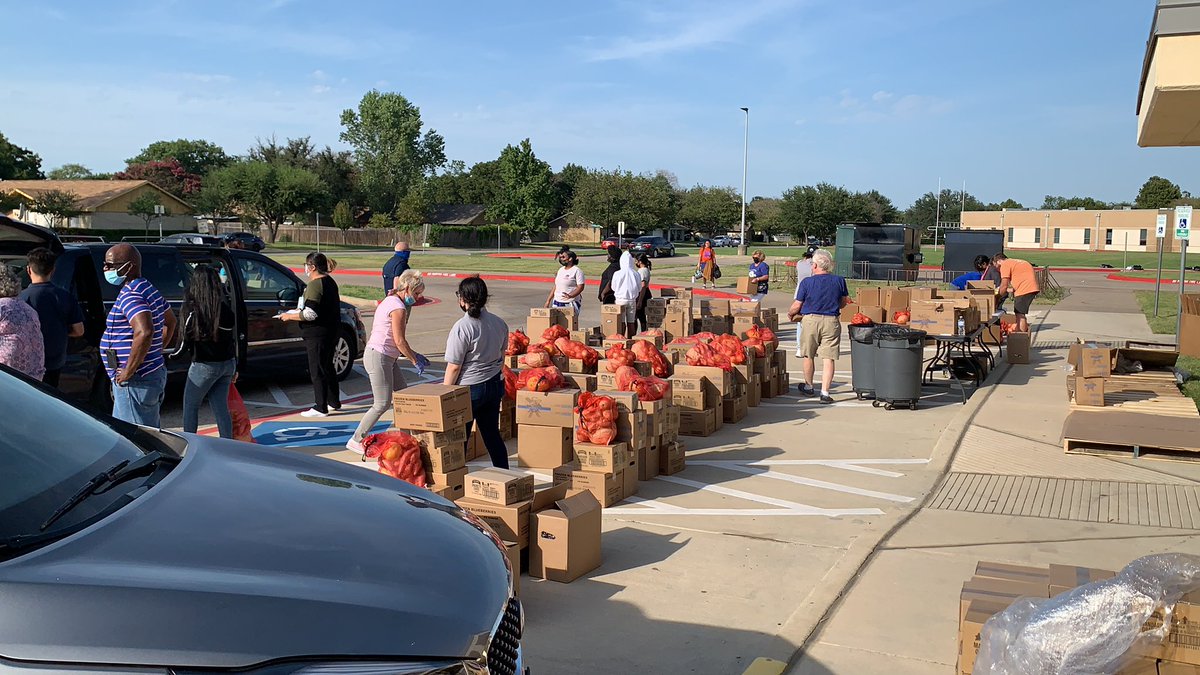 Mills16Ralph's tweet photo. @OBanion_Bisons serving the community with our partners from New World Church under Pastor Edgar Bazan. For all those who served today thank you! @PeralesIda @JenGarciaOMS https://t.co/IS0EKlbBEK