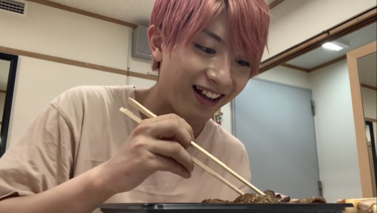 doyoulikebird's tweet photo. i loooove mogu mogu tv!!! look at how cute katsuki is🥺💚 https://t.co/PvQuSoplDr