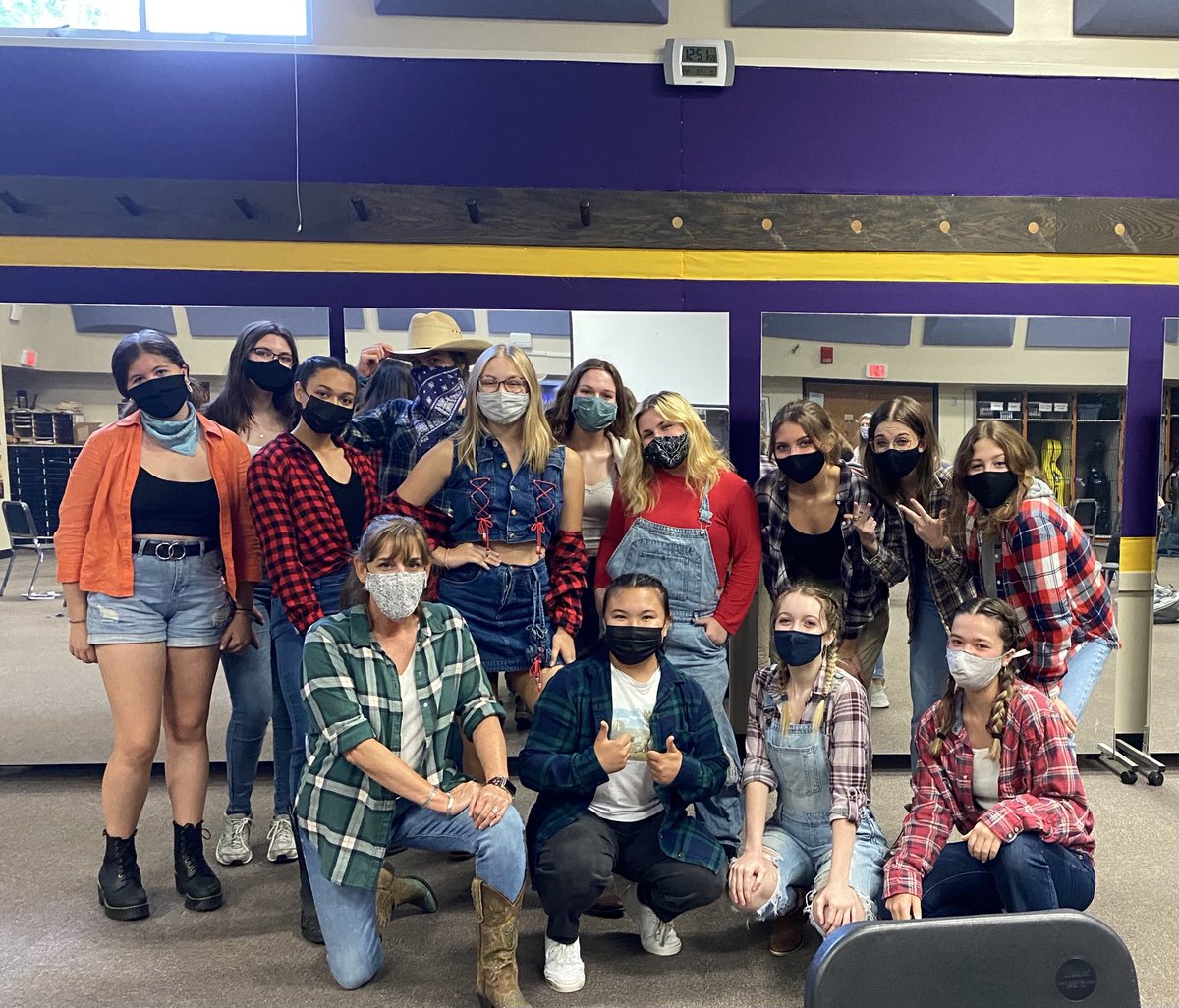 HickmanVocal's tweet photo. A Cappella Singers celebrating Tumble Weed Tuesday for Homecoming Spirit Week! ⁦@cpsfinearts⁩ ⁦@HickmanStuGov⁩ ⁦@HickmanHS⁩ https://t.co/OJTQJukxfn