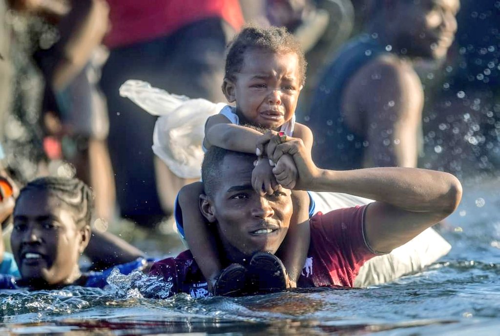 InfoDataHN's tweet photo. ⛔ #SinHumanidad
Cientos de #Haitianos intentaron cruzar el #RíoBravo hacia Estados Unidos, y para contenerlos y evitar su paso, fueron golpeados y humillados, obligándolos a regresar, mientras cargaban sus hijos en brazos. https://t.co/4yYLrnJNDC