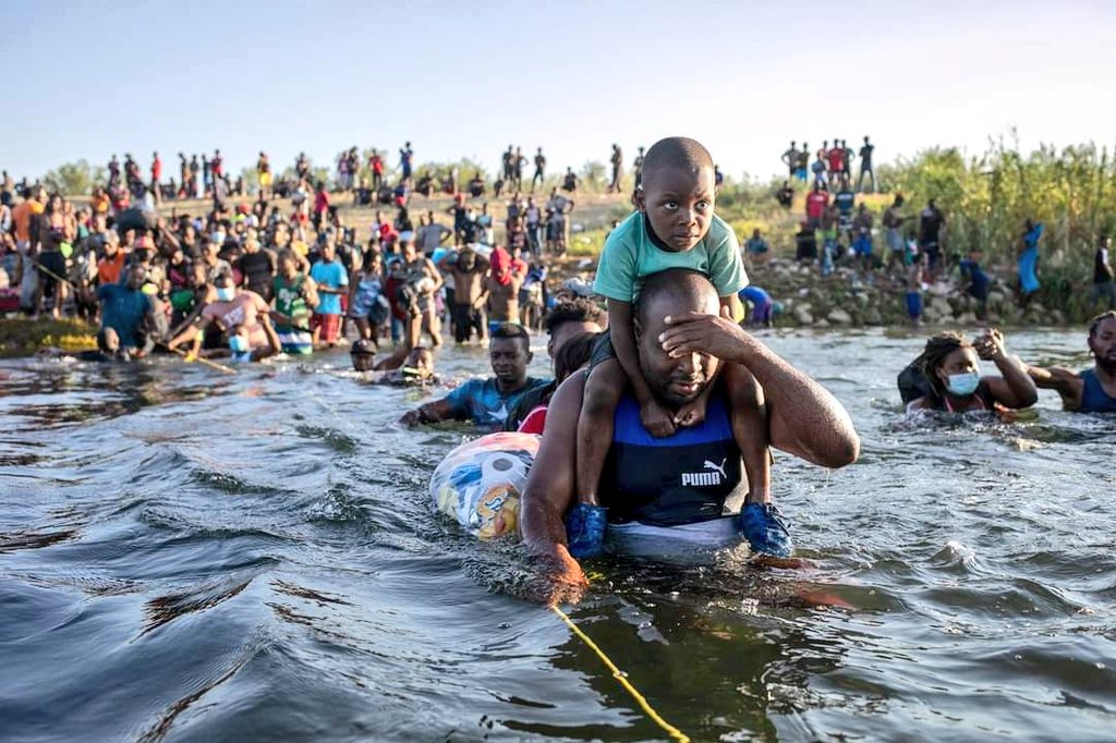 InfoDataHN's tweet photo. ⛔ #SinHumanidad
Cientos de #Haitianos intentaron cruzar el #RíoBravo hacia Estados Unidos, y para contenerlos y evitar su paso, fueron golpeados y humillados, obligándolos a regresar, mientras cargaban sus hijos en brazos. https://t.co/4yYLrnJNDC