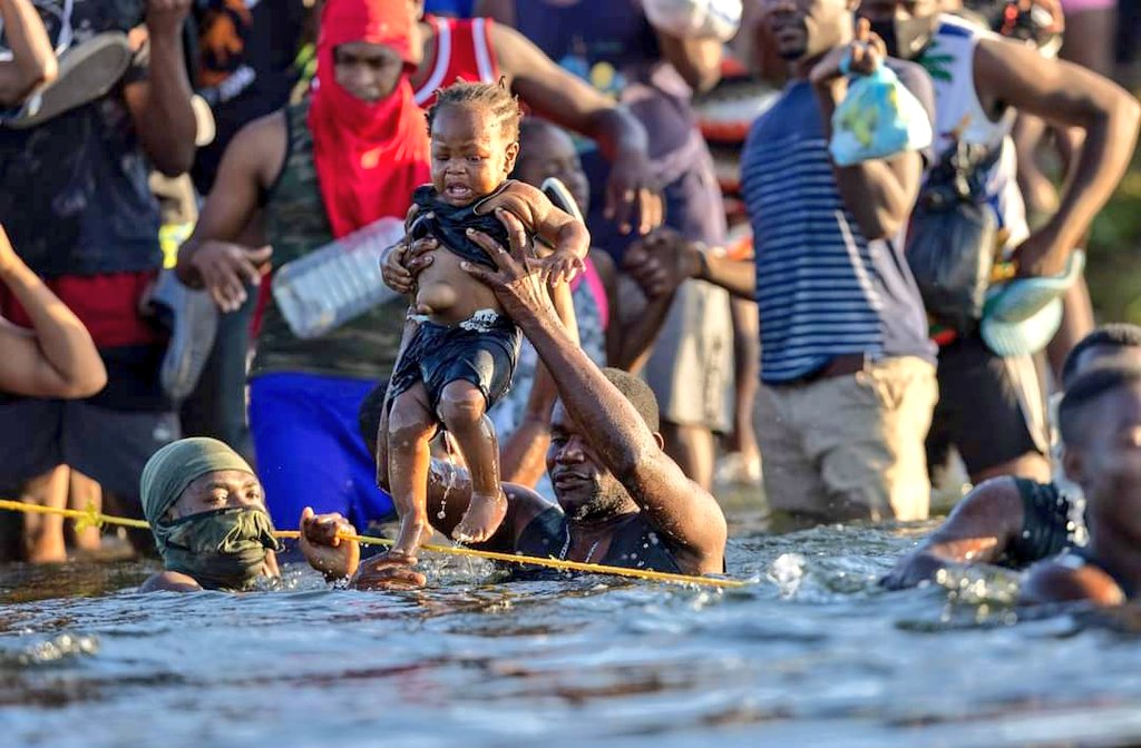 InfoDataHN's tweet photo. ⛔ #SinHumanidad
Cientos de #Haitianos intentaron cruzar el #RíoBravo hacia Estados Unidos, y para contenerlos y evitar su paso, fueron golpeados y humillados, obligándolos a regresar, mientras cargaban sus hijos en brazos. https://t.co/4yYLrnJNDC