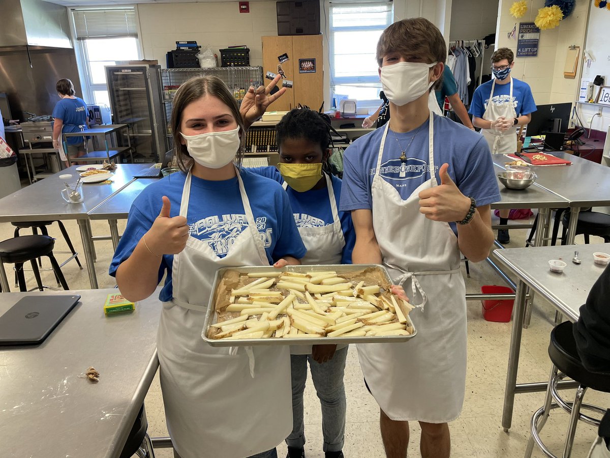 Sjohnston323's tweet photo. ProStart 1 students worked on knife skills this week! #GoLiberators #BHSProStart https://t.co/ALxsUlvS7l