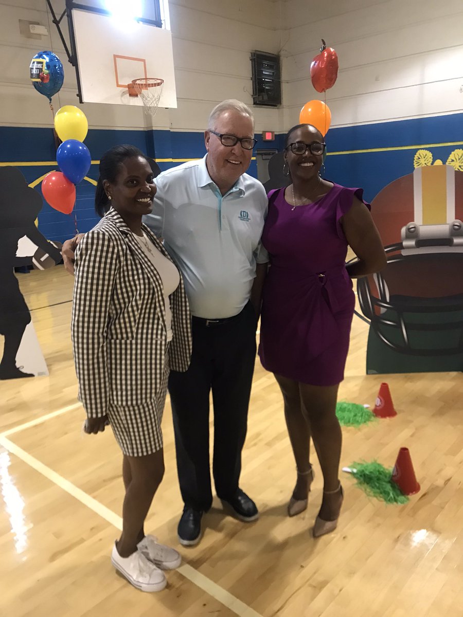 JawsCEOQB's tweet photo. Thankful to be a part of today’s event with @PhillyPAL @MarnieSchneidr and @JawsYouthPlay as we support some awesome kids in Philadelphia! 

Free school supplies &amp; some cool friends from @EaglesCheer! 

@acmemarkets @JawsGolf 
#nourishingneighbors
#acmemarketsfoundation #acme130 https://t.co/UxGfEEWzOW