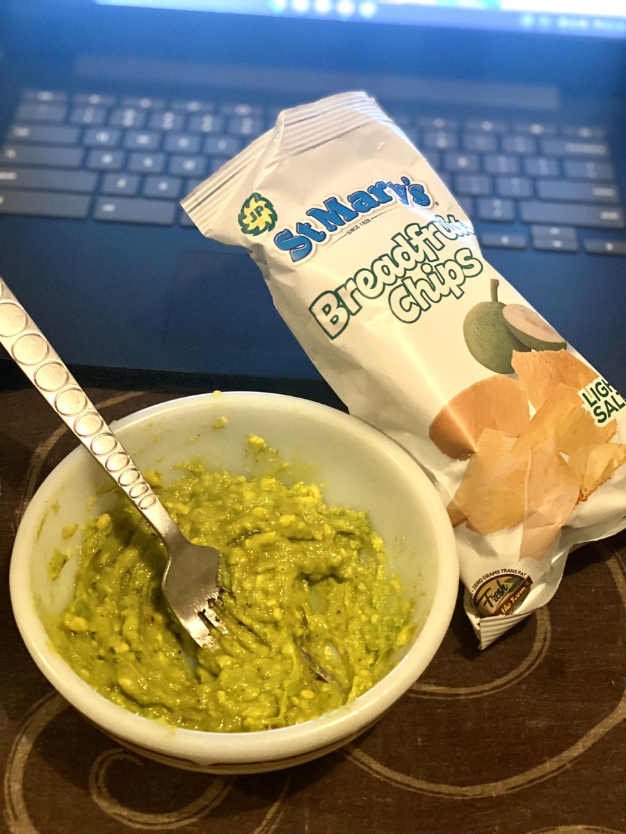 themilkyoneja's tweet photo. @jpstmarys breadfruit chips and homemade guacamole 🥑 is the bomb 💣 of bombs .. #yum #chips #breadfruitchips #breadfruit #snack #netflix #jamaica https://t.co/4mGbhwWCJs