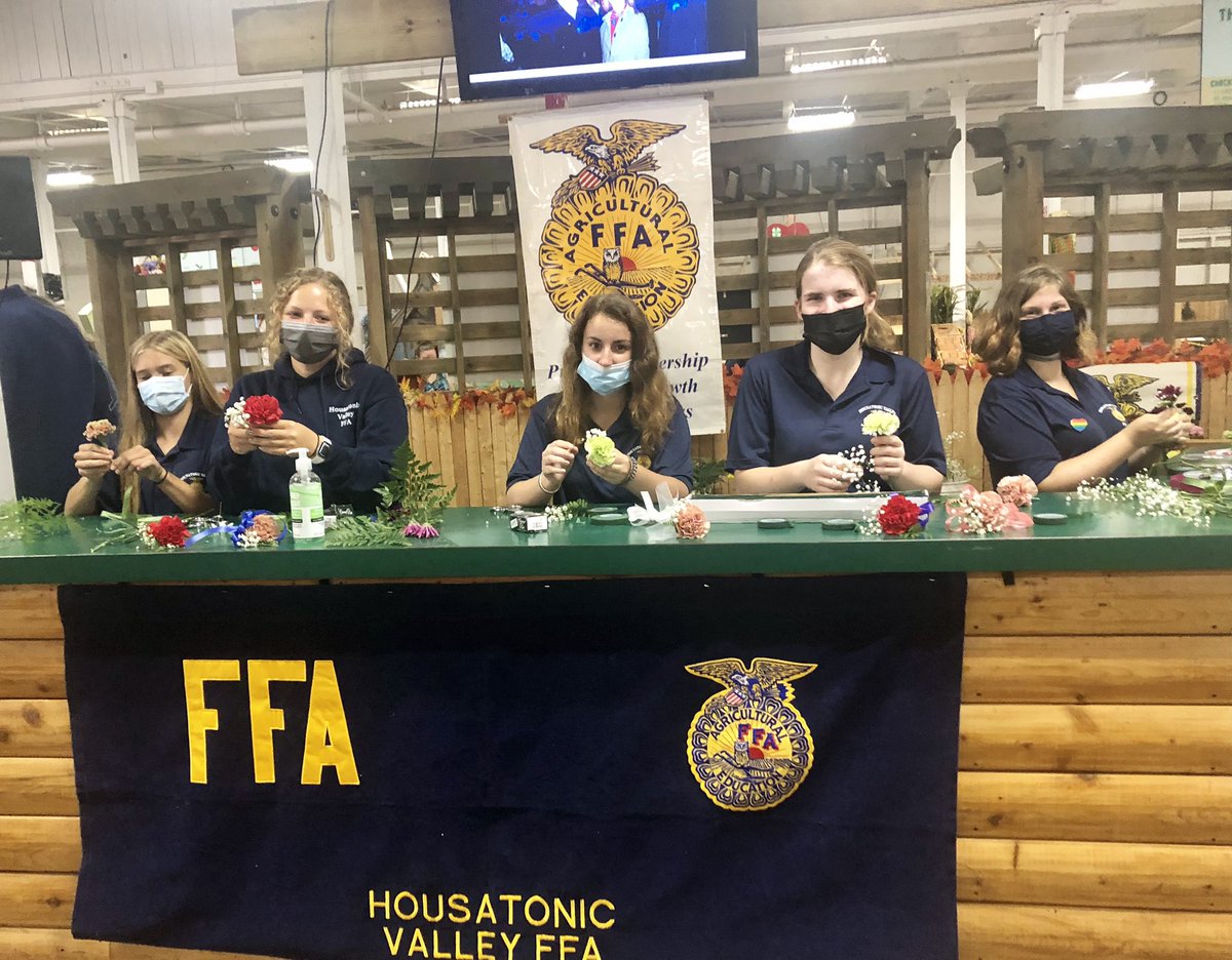 valley_ed's tweet photo. FFA members spent Monday at the Big E making corsages and arrangements. 🌺 #bige #ctffa @hvrhs https://t.co/Va17q7dQyt