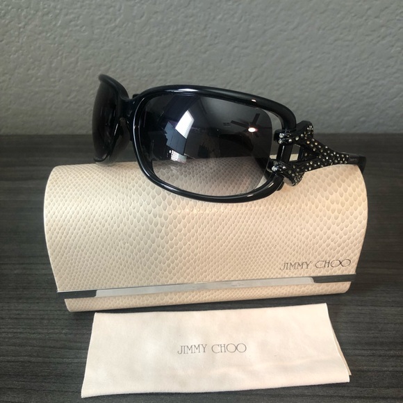 Amyrose025's tweet photo. So good I had to share! Check out all the items I'm loving on @Poshmarkapp #poshmark #fashion #style #shopmycloset #volcom #jimmychoo: https://t.co/KfGeAun9wM https://t.co/vUQKg3a7bn