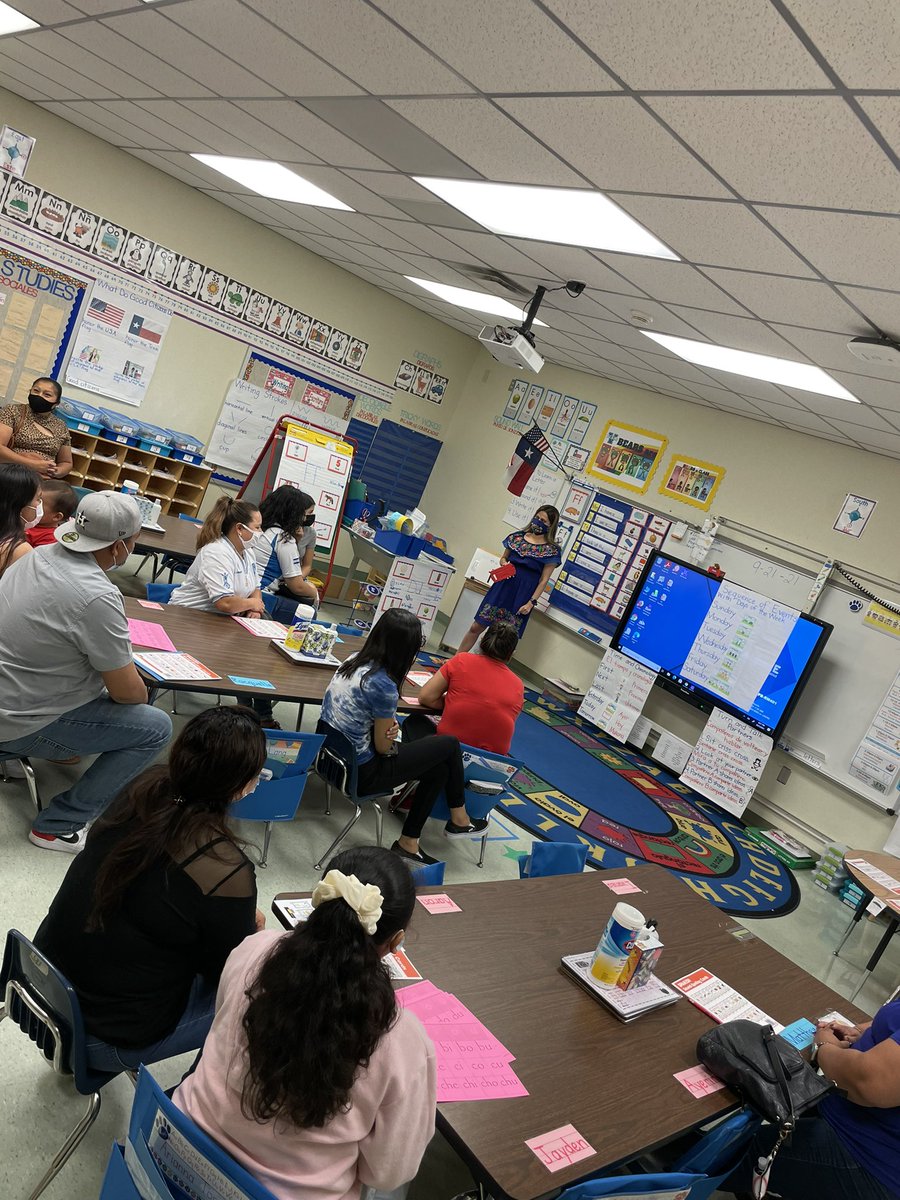Vines_AISD's tweet photo. Parents engaging in the learning the Dual Language Way! #VinesStrong #DualLanguageinKinder #Aldine #PrimaryRocks @Primary_AISD @AldineDual @princlareed https://t.co/sAglSylUZL