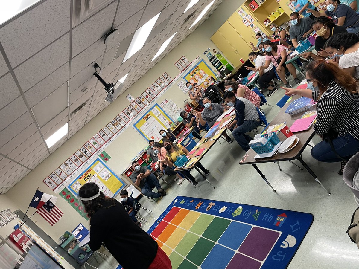 Vines_AISD's tweet photo. Parents engaging in the learning the Dual Language Way! #VinesStrong #DualLanguageinKinder #Aldine #PrimaryRocks @Primary_AISD @AldineDual @princlareed https://t.co/sAglSylUZL