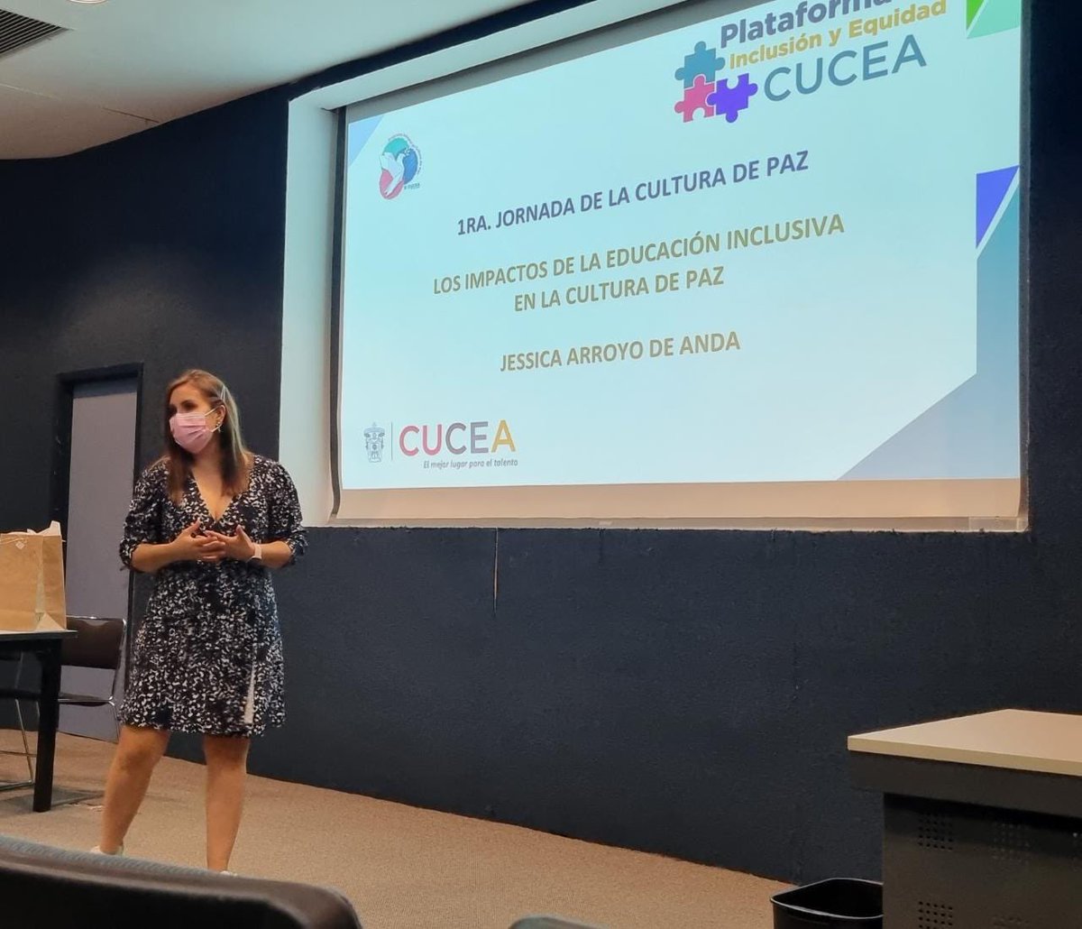 Jessica_de_anda's tweet photo. Días como hoy disfruto mucho mi trabajo en  @CUCEA_OFICIAL  porque tengo la oportunidad de colaborar con iniciativas que promueven la inclusión y la cultura de paz. Hasta mi kit me tocó . #DiaInternacionalDeLaPaz https://t.co/acY7MKJiO1