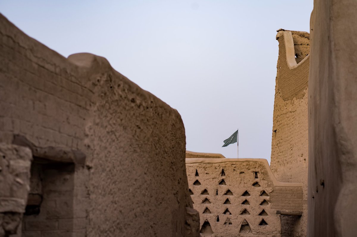 aplllq's tweet photo. عن نجد ما دون الغلا ستر وحجاب 
و الله لو انها تنحضن لا حضنها .. !

عاد الردي .. لا لامني ( ياكل تراب )
حتى بعد لا .. ( ياكل تراب )  منها !

#الدرعية
#هي_لنا_دار 
#اليوم_الوطني_91 https://t.co/mCe4wM7i8B