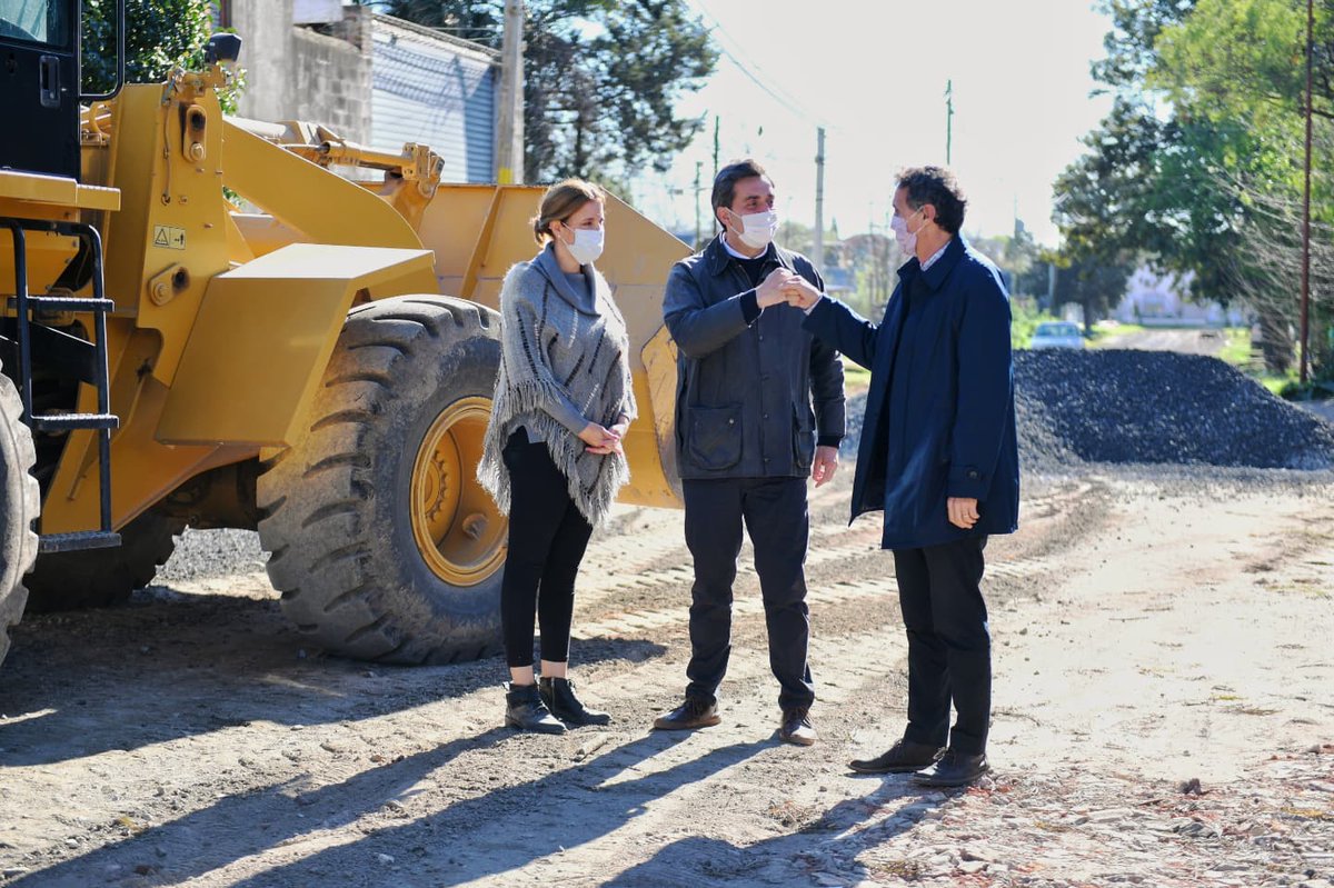LeoBoto's tweet photo. OBRAS QUE NOS CAMBIAN LA VIDA
 
Junto al Ministro de Obras Públicas de la Nación, @gkatopodis, la Secretaria de Desarrollo Humano, @mariaevarey y el Concejal, @csiror, recorrimos diversas obras que estamos llevando adelante en Luján. https://t.co/VbkeacYis8