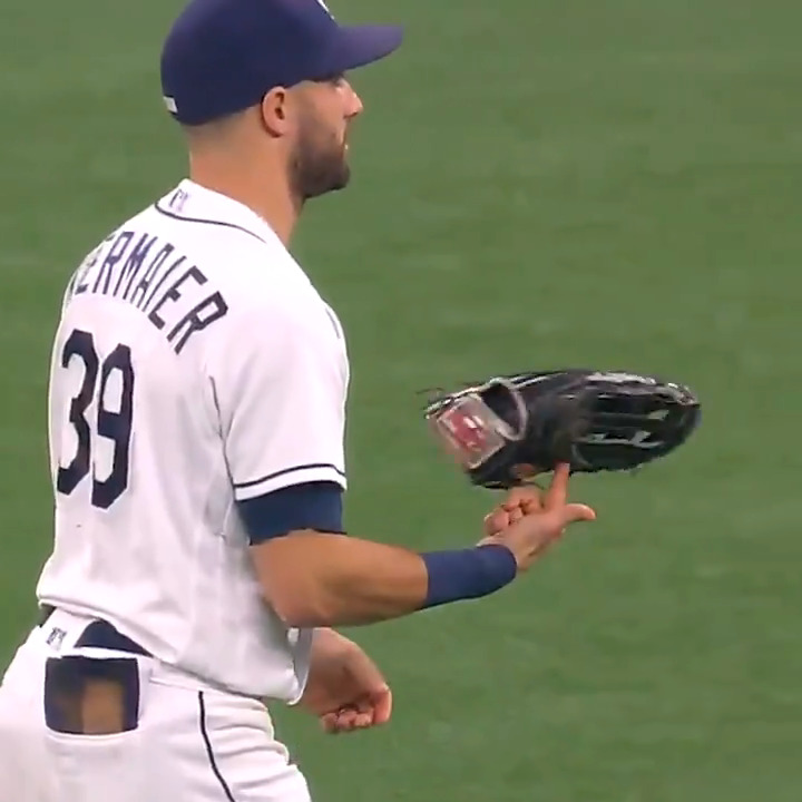 Mlb速報 ﾒｼﾞｬｰﾘｰｸﾞｽﾄｱ キアマイアー見事なスライディングキャッチ その後のグラブを回すのがかっこいい Rays レイズ キアマイアー T Co N2boyprese Twitter