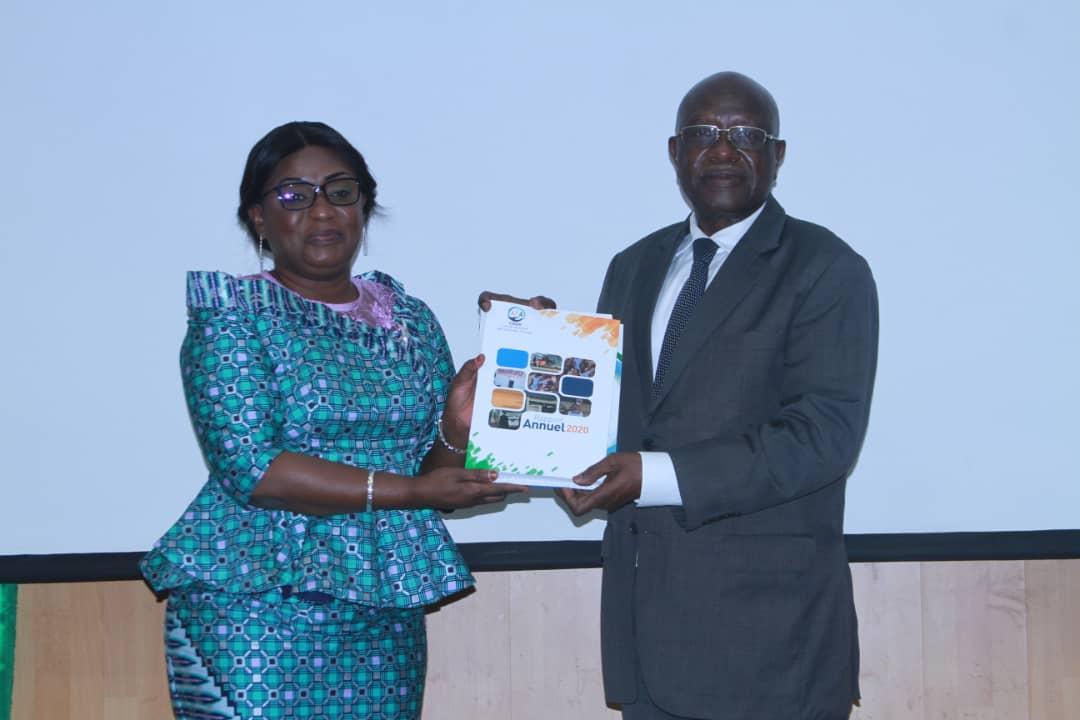 GKAFANA's tweet photo. J'ai reçu le Rapport 2020 du CNHD, sur les Droits de l'homme en Côte d'Ivoire.
J'ai fait cas des progrès réalisés dans le domaine de la santé avec la construction en cours de centres de santé et le renforcement des infrastructures socio-éducatives. https://t.co/FnncE7uZnX
