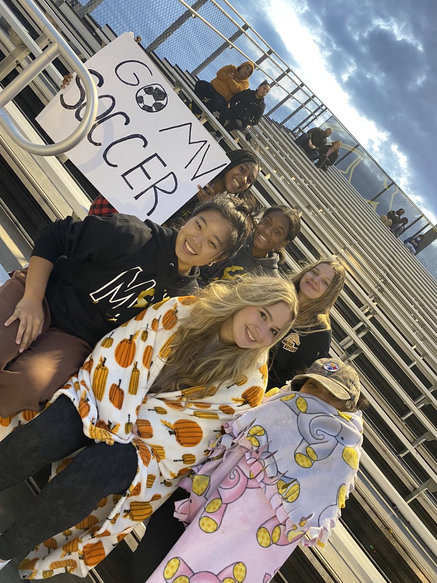 mvhsdanceteam's tweet photo. Bundled up to cheer on @BoysMVSoccer ! #mustangssupportingmustangs 🐴👏 https://t.co/gtTIL7T9Xt