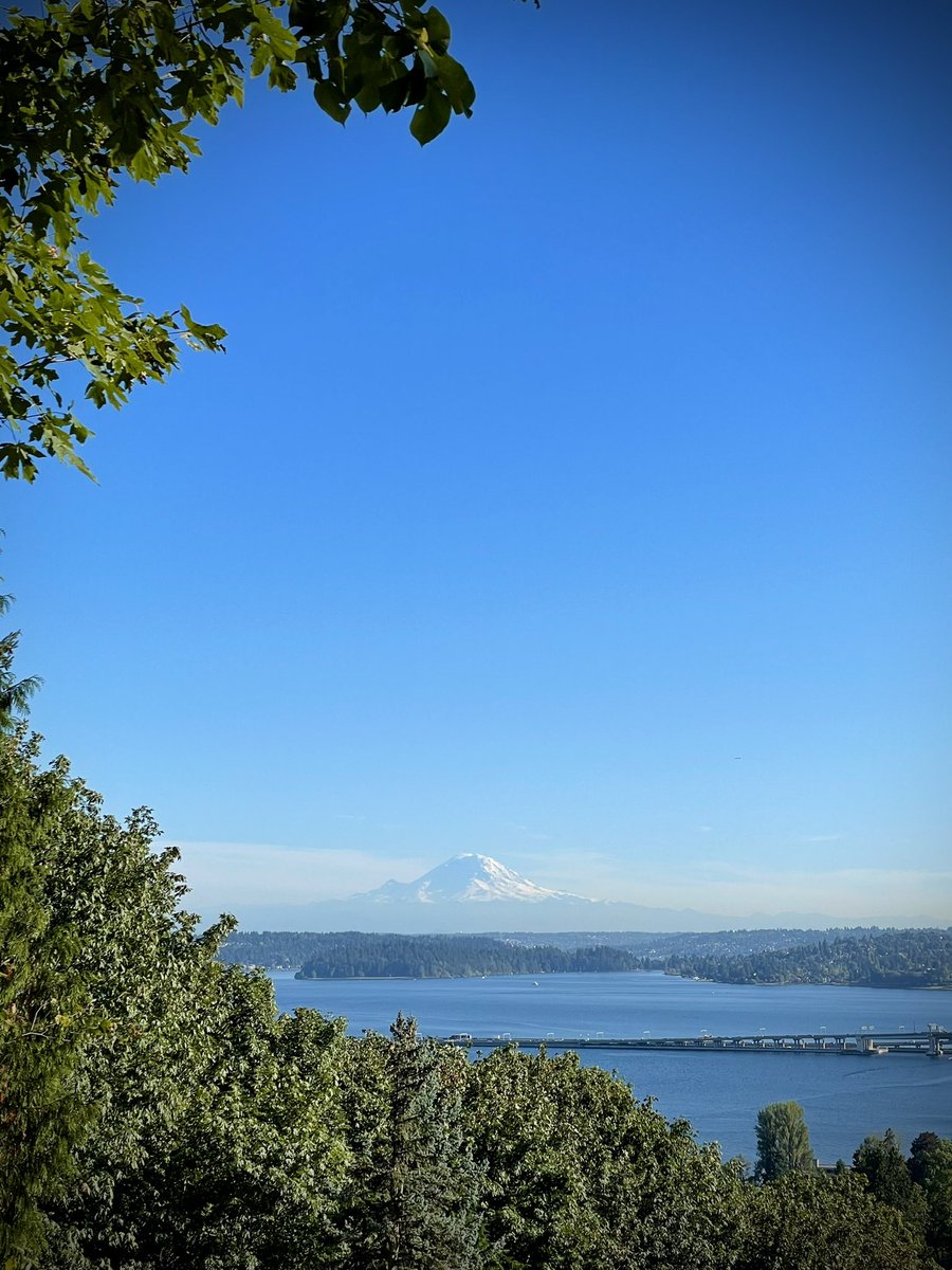 Everyone is busting out their extra layers before fall even starts! 🍂🏔 #lastdayofsummer #FallVibes #sopretty @MtRainierWatch @visitmtrainier