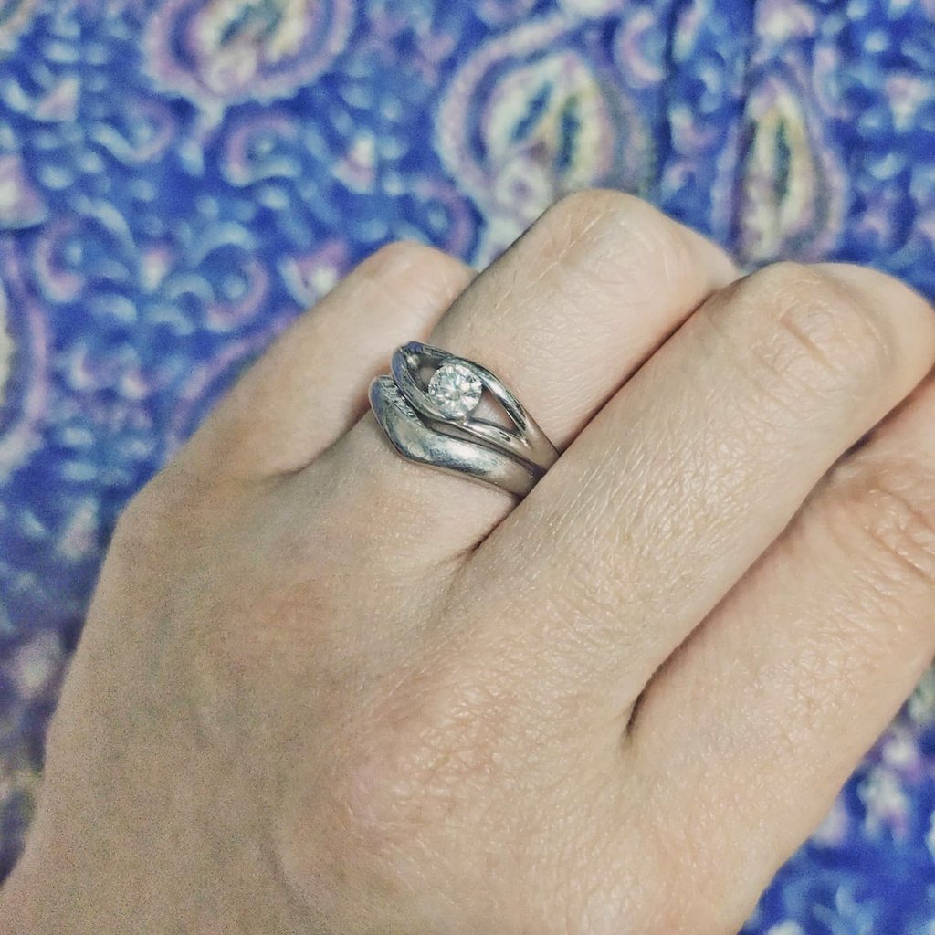 morisao's tweet photo. こないだの記念日コーデのアクセサリー。
指輪以外全部 #MAYGLOBE @bytribaluxe
久々に婚約指輪を結婚指輪に重ねづけ。
朧月と、月光きらめく水面をイメージしたデザイン。
一生飽きる気がしない、お気に入りの指輪です。
#ぷー服 https://t.co/V9agjMBhdU