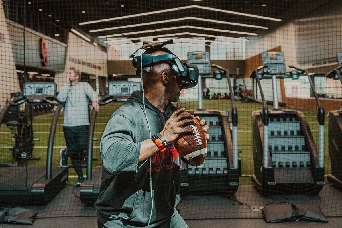 “Unbelievable experience that I am able to access any time, any day… VR at the next level!” -@BWylieStrong Director of Sports Performance @ou_football💯

Good luck to @OU_Football as they take on @WVUFootball this weekend!
#OUDNA #BoomerSooner #dopepic #QBSIM #SportsVTS #FB