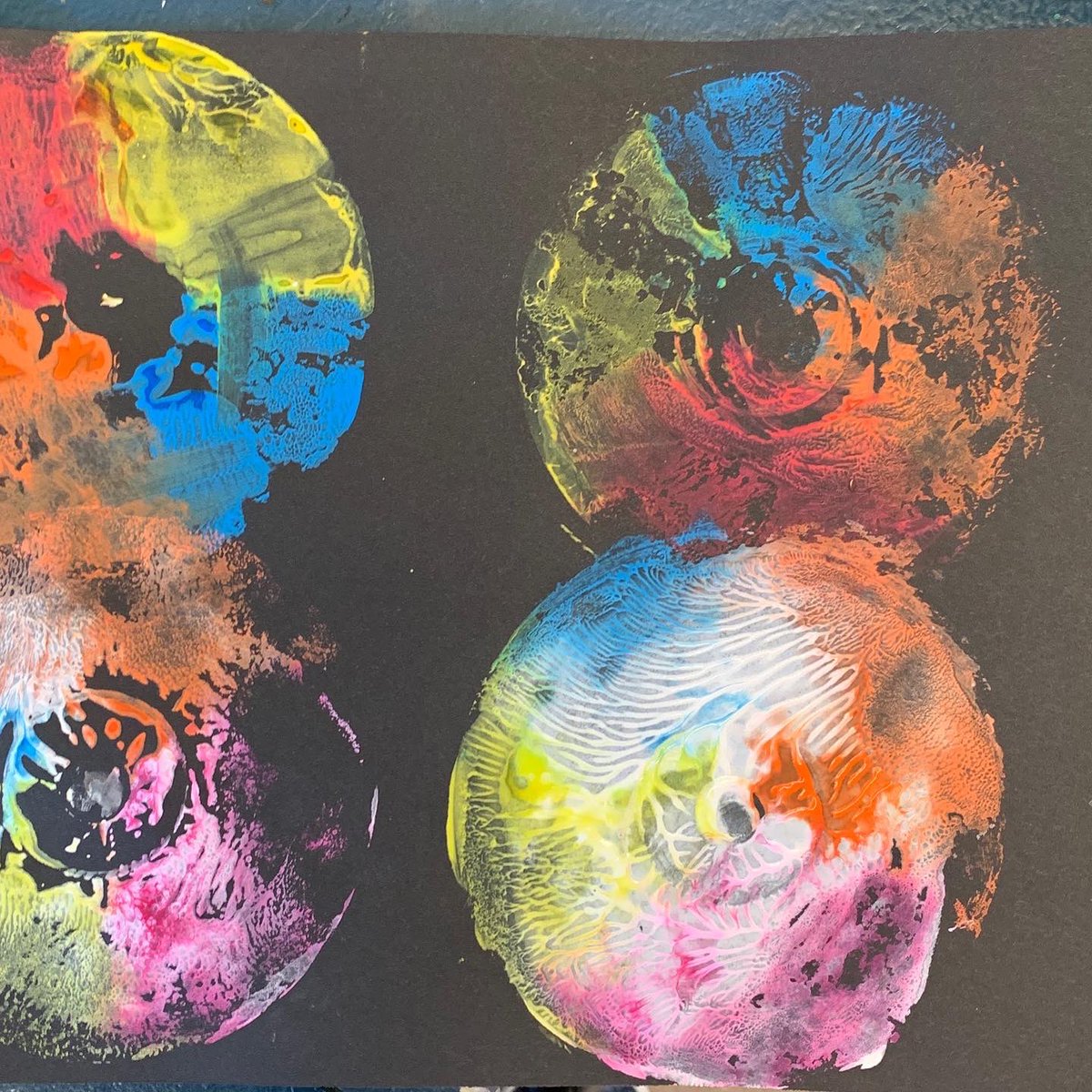 AmyDrost5's tweet photo. Printing with old CD’s at Independence Valley Rural School today. We had a lot of fun experimenting. #IVS #ruralschool #k8 #art https://t.co/4j4pqXtElB