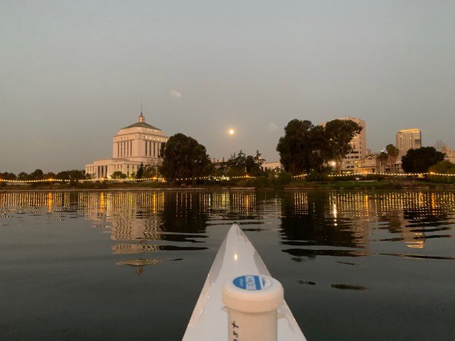 RowLakeMerritt's tweet photo. This morning’s #fullmoon #row yielded some incredible sights. Are you a morning or evening #rower? We’ve got novice/intermediate and competitive programs for both times of day! https://t.co/VRTkyCxJGT https://t.co/pQZam4AWWw