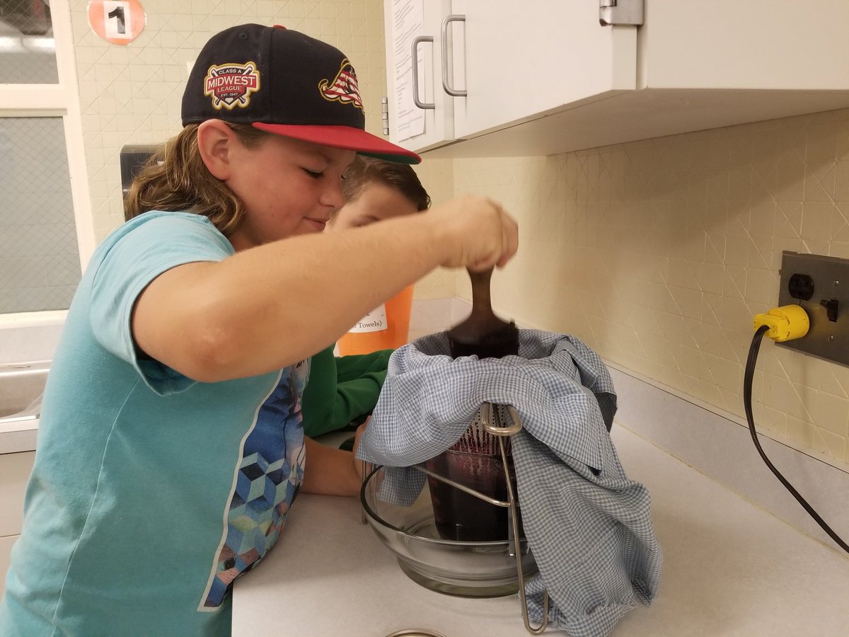 LeaSevigny's tweet photo. Natural Expressions students @CMS_FHPS spent Aug &amp; Sept immersing themselves in our place, learning about edible/non-edible plants, which led to today--cooking in community with foraged ingredients (wild grape, autumn olive, crab apples, &amp; curly dock). #placebasededucation https://t.co/mkYTEgJ4Sx