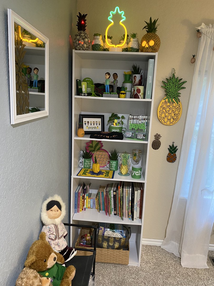 mindirella's tweet photo. My Psych themed guest/grandma room! I was gifted a Psych window sign along with some awesome mugs and the large pineapple with saying sign. ๐ค๐ผ๐ค๐ฟ๐ #psych @JamesRoday @DuleHill @corbinbernsen @Omundson @TheKurtFuller @nelsonKirsten @maggielawson #psychoforlife https://t.co/JzP6T51qGF