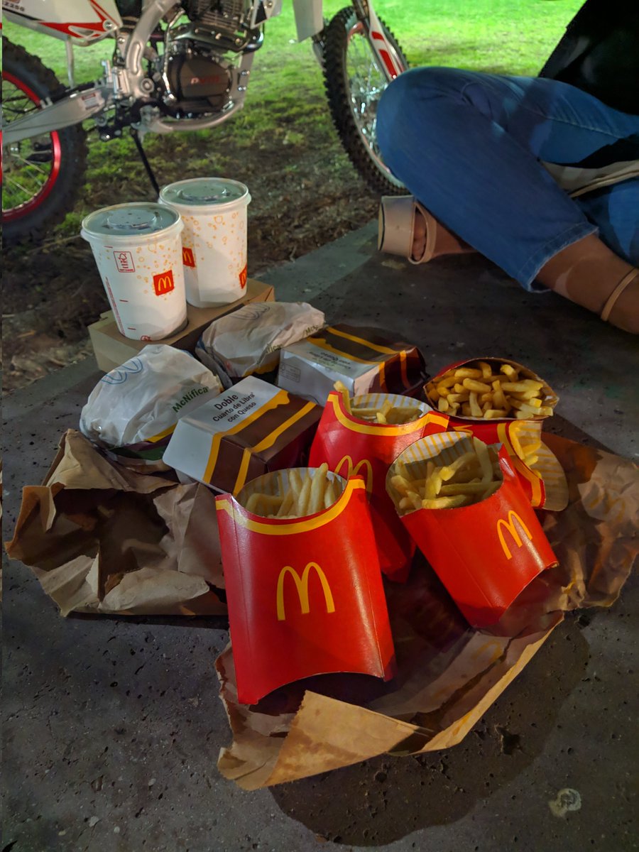 WBruuuott's tweet photo. Me case con el amor de mi vida y a dónde fuimos a comer para festejar? Al Mac seeee como toda personaa de bien, y nos pedimos todoo jajajajja❤️🥰 https://t.co/7A0TcMh6pF
