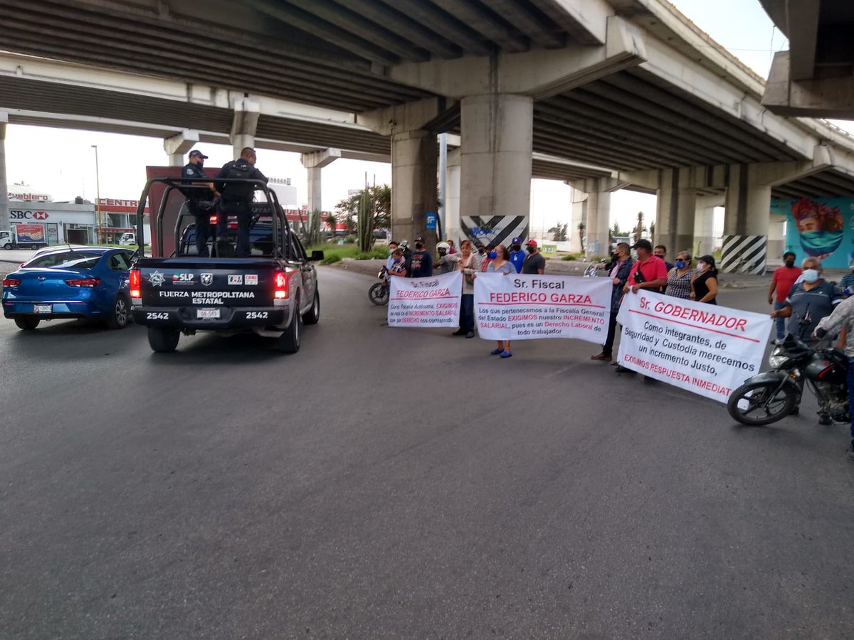 Cynthia44314769's tweet photo. Váyanse a manifestar a la casa del Fiscal! Todos los demás que culpa! Gente naca que hasta con bebes y niños están ahí bloqueando todo. #quepenaSanLuis https://t.co/qIT2FlgYDi