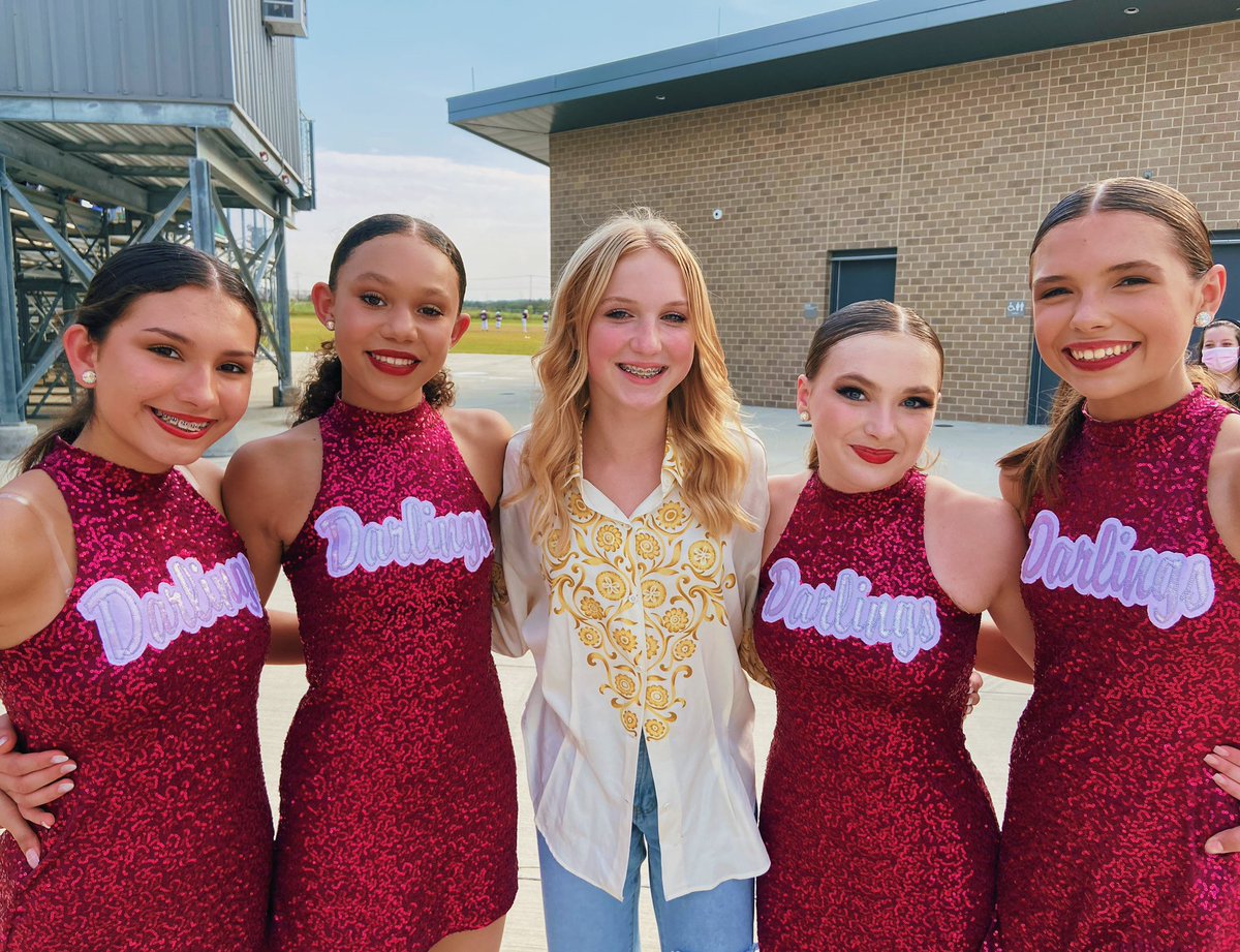 The Darlings had an awesome time at the game! Thank you to our previous Lieutenant, Maya, for coming out and supporting us!
@PackPrincipal <a href="/DanceDavenport/">Davenport HS Dance Teams</a> <a href="/Supt_comalisd/">Andrew</a> <a href="/dvillewolves/">Danville Boys Athletics</a> <a href="/DMSGirlsAth/">DanvilleMSGirlsAthletics</a>