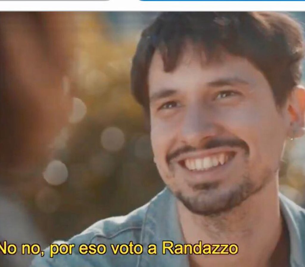 en una materia nos pidieron que preparemos spots e imágenes de la campaña electoral para analizar en clase y me sentí PRIVILEGIADA por el material que me dieron este año