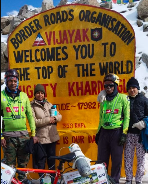 SivarajAmbat's tweet photo. @BROindia @DIPR_Leh @LAHDC_LEH @lg_ladakh @utladakhtourism @DDNewslive @PBNS_India @SpokespersonMoD Congrats to @yaifoundations team for this amazing feat! ๐
Last week's #WheelsOfLife K2K cycle rally against drugs from Thrissur (Kerala) to Khardung La (2nd highest motorable road @ 17K+ feet) by 80-year old Josettan with @gokulpr and family also deserves a standing ovation๐ https://t.co/FlkF0yxXRI