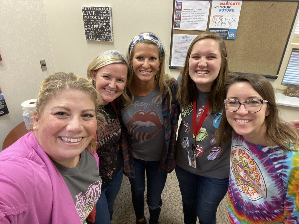 PetroffFHS's tweet photo. Decades day with my favorite ladies π#FHShomecomingweek https://t.co/s7Vd7zBCnJ
