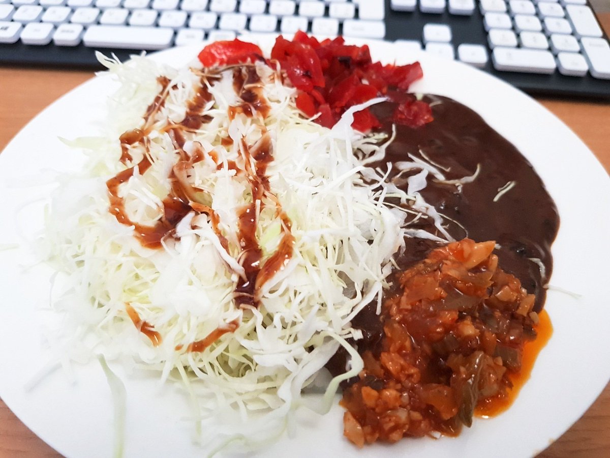 このカレー食べてるのかキャベツ食べてるのか福神漬け食べてるのか