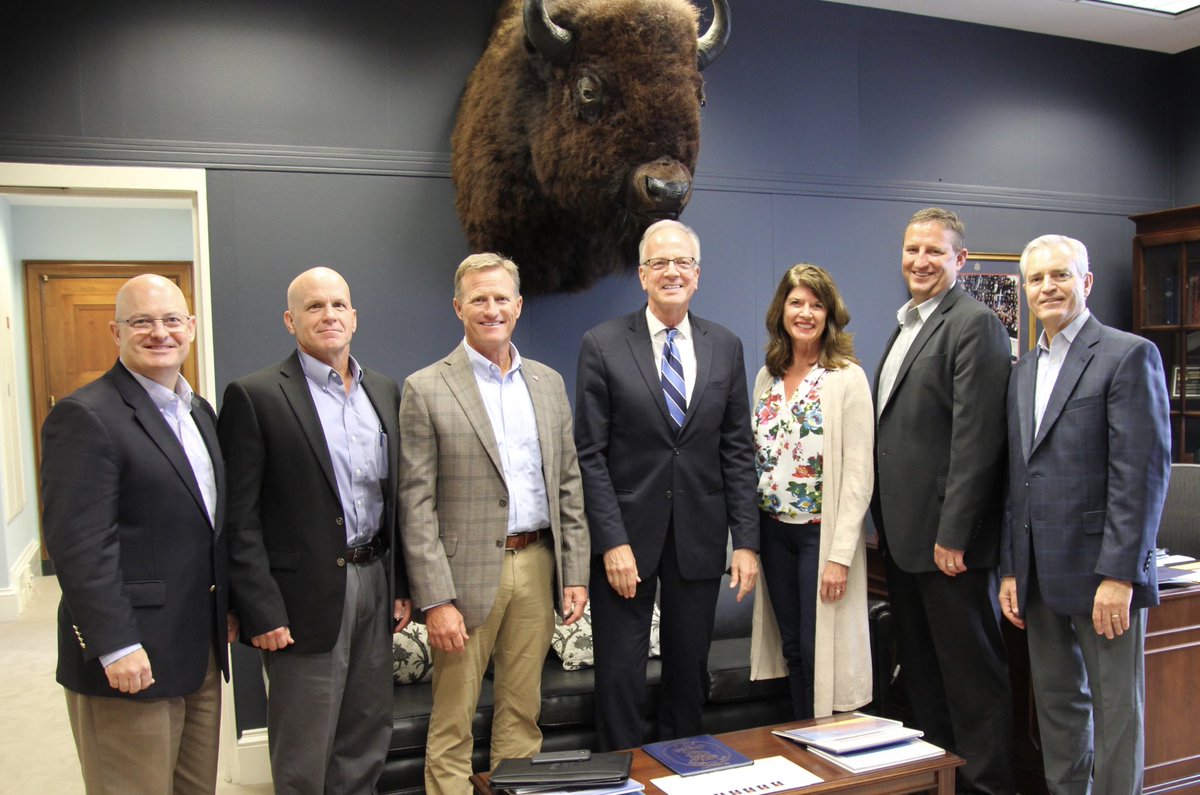 KBAPresident's tweet image. Thank you Senator Moran for meeting with the leaders of the KBA today!  We appreciate what you do to make Kansas a great state to live and work!!!