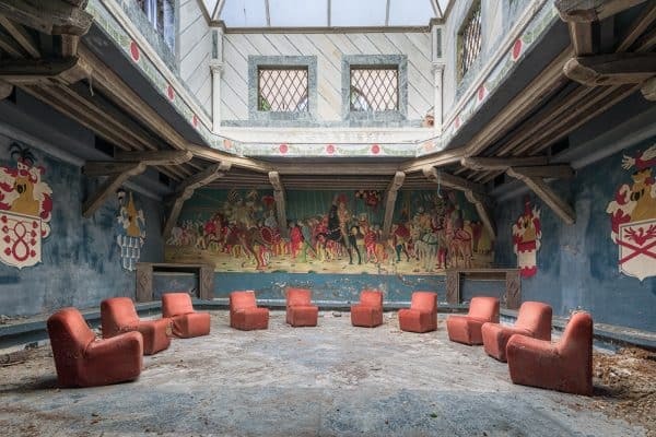 Disco Inferno is an abandoned entertainment complex in Italy, also known as Discoteca della Mafia. The venue is decorated in medieval style.

More photos from this #abandoned location : obsidianurbexphotography.com/leisure/disco-…

#Photography #Photographer #Explore #Urbex #SonyAlpha