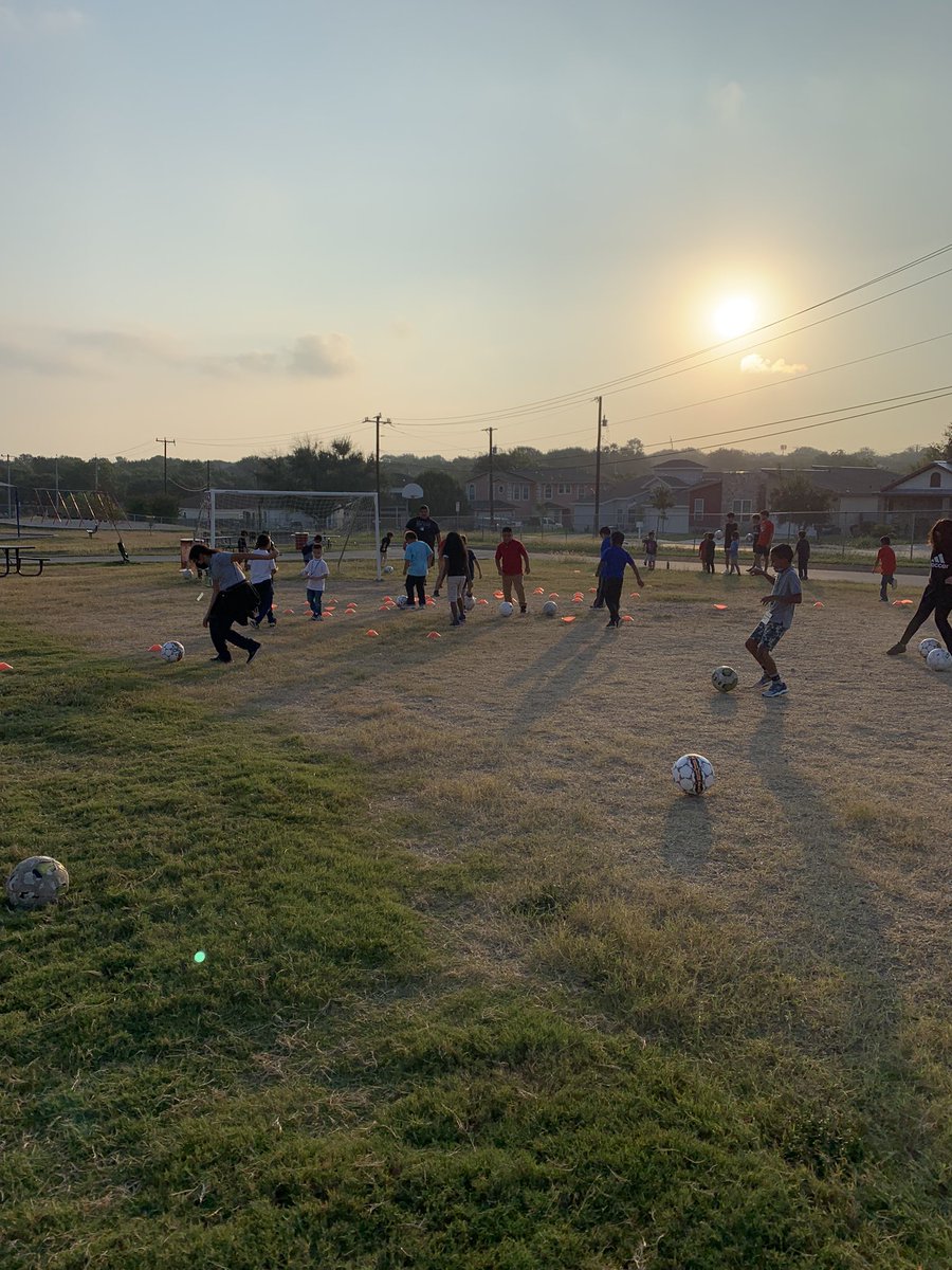 WC_GirlsSoccer_'s tweet photo. Another great morning of soccer at Larkspur Elementary☀️👏🏻We had a lot more kiddos that come out to play. Thank you to our Varsity players, from both teams, who showed up to help coach. We had a blast🤍🦁🖤⚽️❤️! @wearewcsoccer #wcsoccer #win #hardworkpaysoff #letsgo https://t.co/HrHu0aUWhQ