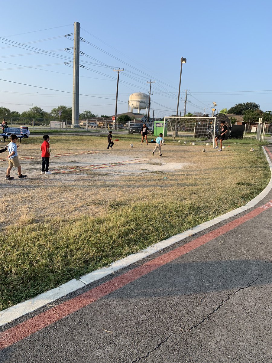WC_GirlsSoccer_'s tweet photo. Another great morning of soccer at Larkspur Elementary☀️👏🏻We had a lot more kiddos that come out to play. Thank you to our Varsity players, from both teams, who showed up to help coach. We had a blast🤍🦁🖤⚽️❤️! @wearewcsoccer #wcsoccer #win #hardworkpaysoff #letsgo https://t.co/HrHu0aUWhQ