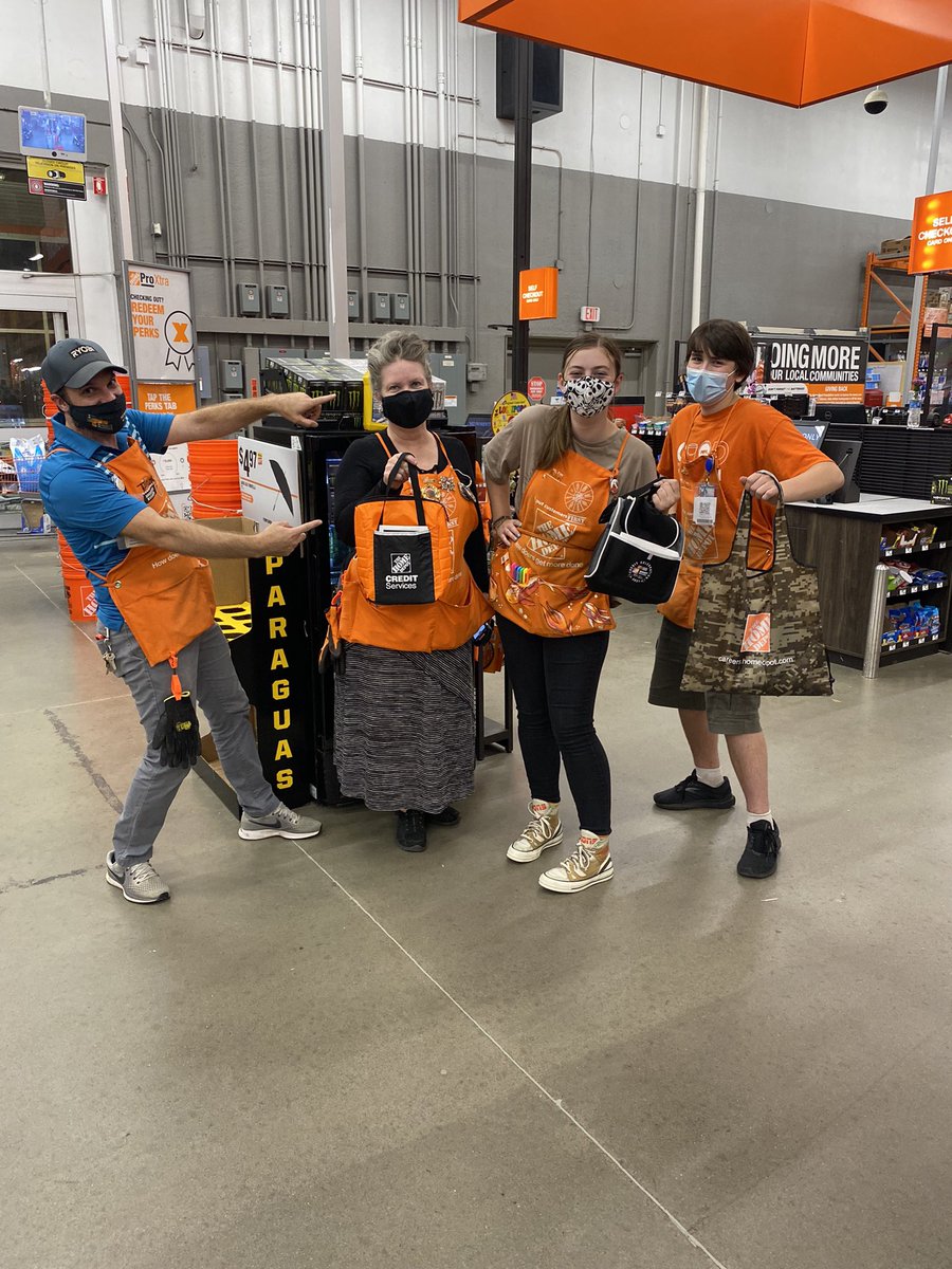 A6637L2810's tweet photo. Taylor presents some credit service swag to our top credit performers. Outstanding job team!!! #creditservice #homedepot2810 #orangeblood @JenLien34 @jeffreyTNyberg @Taylor_Flem @wolff1012016 @THDCharles @belford_melissa https://t.co/uLAhcd8RAq
