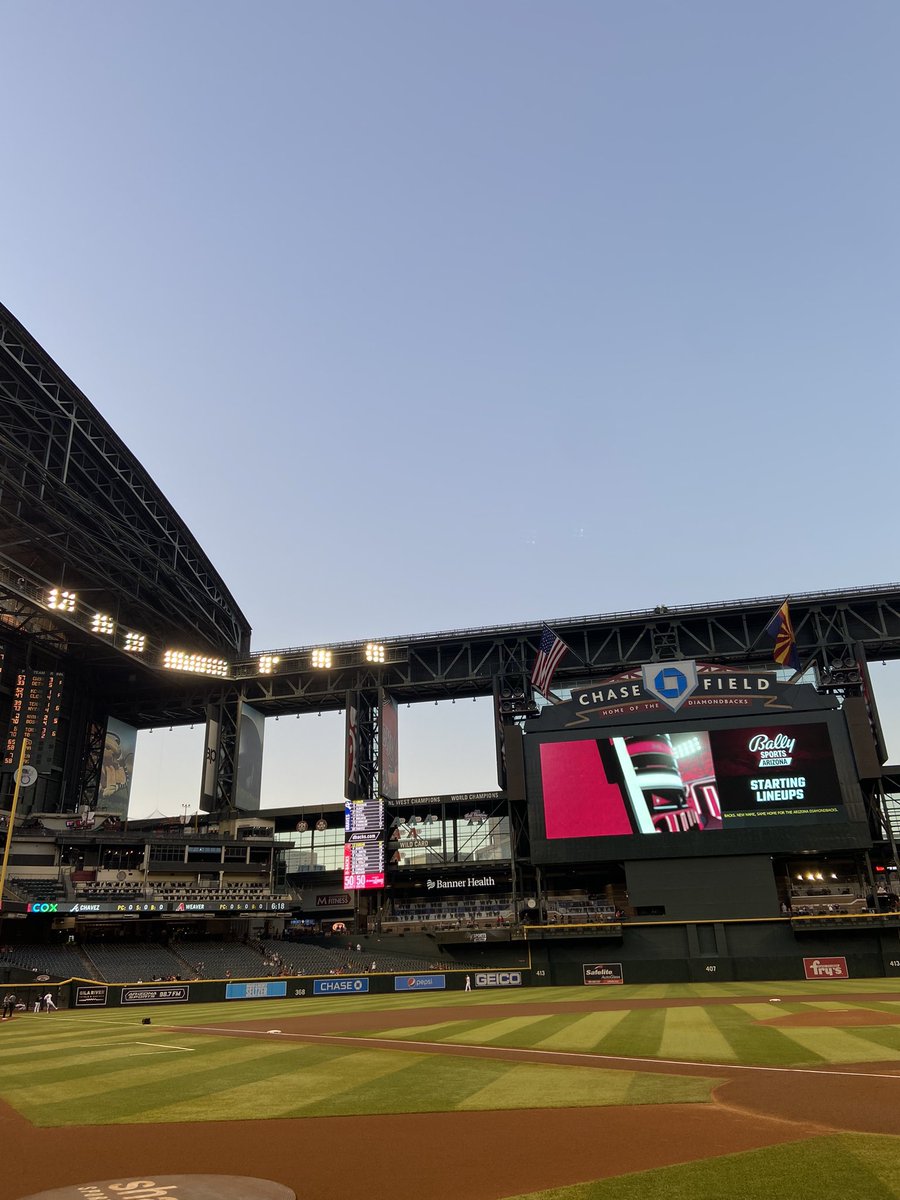VanessaROnAir's tweet image. Working the @Dbacks game tonight and loving that the roof is open! #dbacks #12News #ingamehost #work #fun #thankful ⚾️ 🎤
