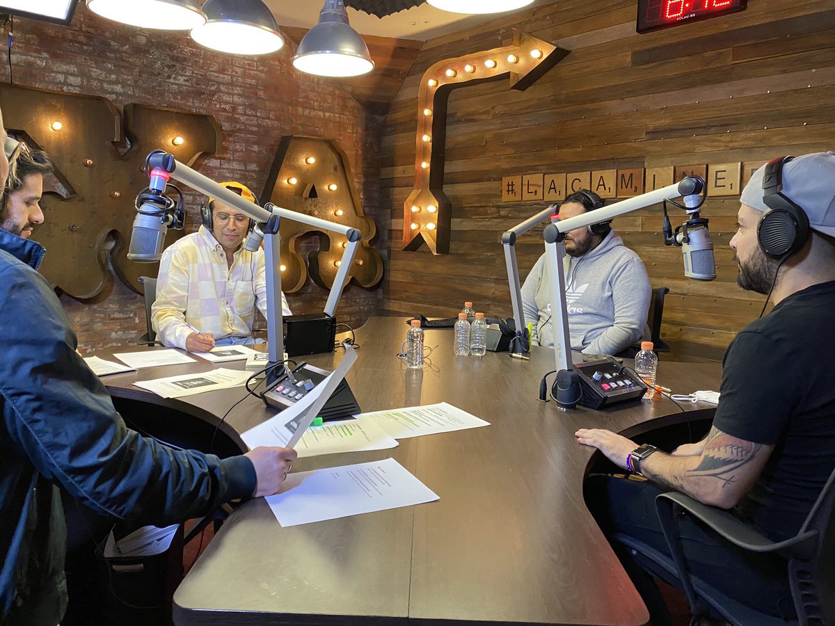 ExaFM's tweet photo. En #LaCaminera 💥 nos acompañan @docstreamgaming y @PolloCervantes 🙌👾 para hablar de #ExaGamers 🤩 @elcapiperez, @Fer_Gay y @fran_hevia 😎
📲https://t.co/N9FMUogVez https://t.co/BpMyys3rzn