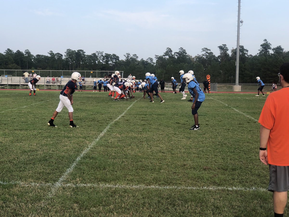 DerrellOliver's tweet photo. Nothing like a little Tuesday Night Lights and Middle School Football 🏈 #BaileyMS #WellsMS #BammelMS #SpringwoodsVillageMS #TwinCreeksMS #DueittMS https://t.co/CW6uimTH0I